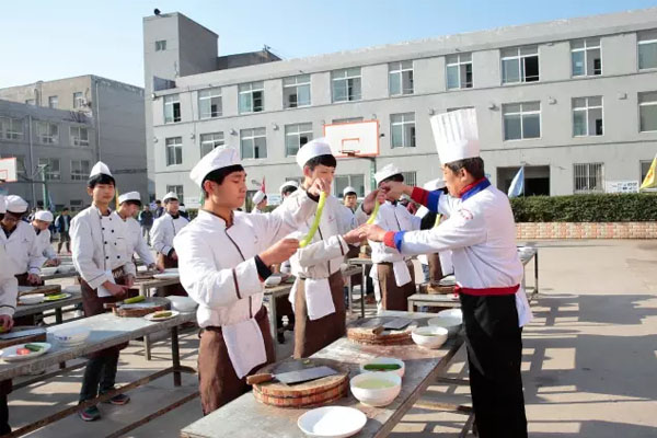 西安桃李旅游烹饪学院学生实操