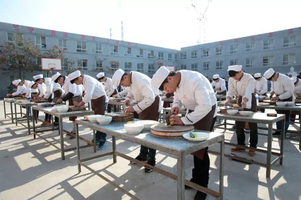 西安桃李旅游烹饪学院学生实习操作